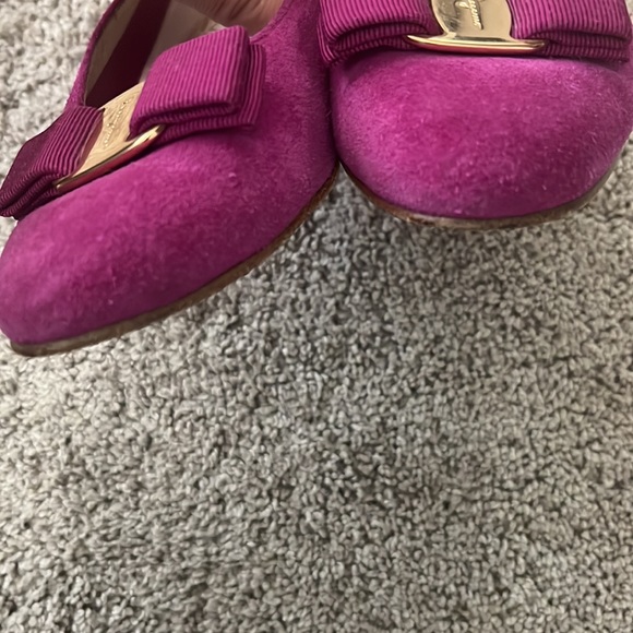 Fuchsia Ferragamo Vara Pumps - Picture 6 of 6